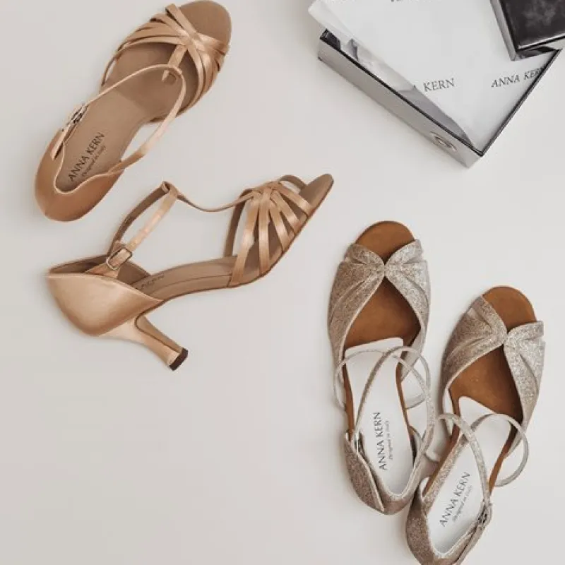 anna_kern_flesh_satin_dan_7.webp Dansebutikken Anna Kern flesh satin dansesko med t- rem>Dame Brudesko | Salsasko Damer