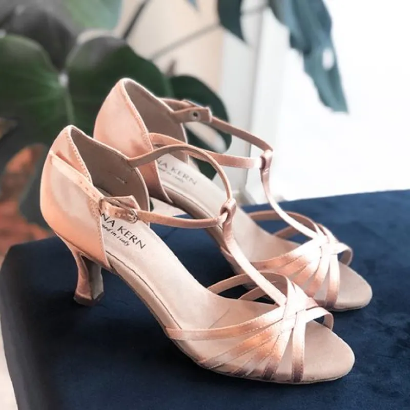 anna_kern_flesh_satin_dan_8.webp Dansebutikken Anna Kern flesh satin dansesko med t- rem>Dame Brudesko | Salsasko Damer