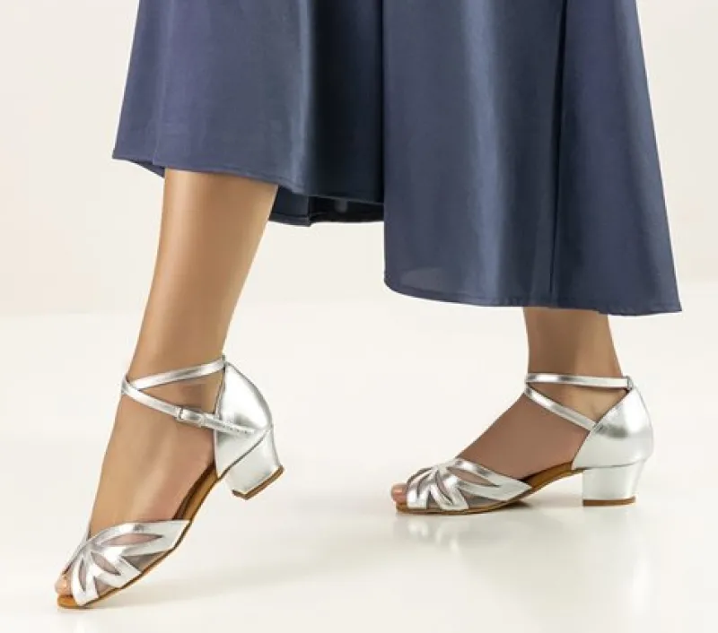 anna_kern_slv_dansesko__c_1.webp Dansebutikken Anna Kern sølv dansesko 3,5 cm hæl>Dame Brudesko | Salsasko Damer