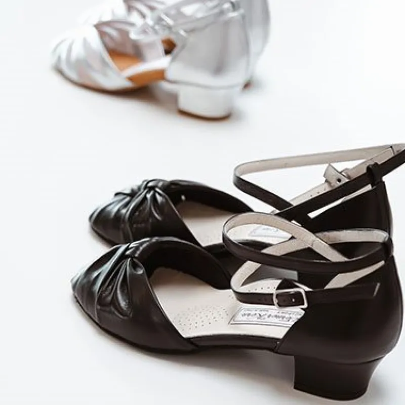 anna_kern_slv_dansesko__c_6.webp Dansebutikken Anna Kern sølv dansesko 3,5 cm hæl>Dame Brudesko | Salsasko Damer