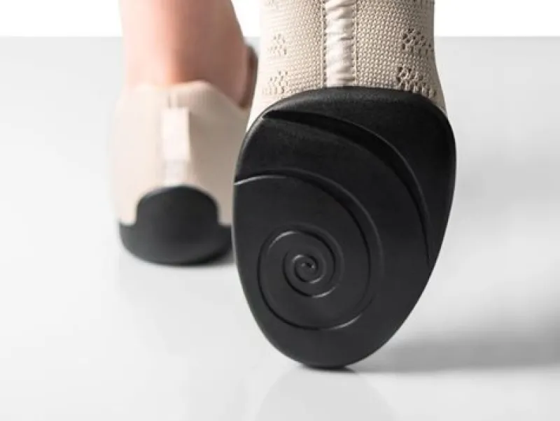 beige_dansesneaker_i_ndba_4.webp Dansebutikken Beige dansesneaker i åndbar strik til damer - Suny>Dame Salsasko Damer | Swingsko Damer