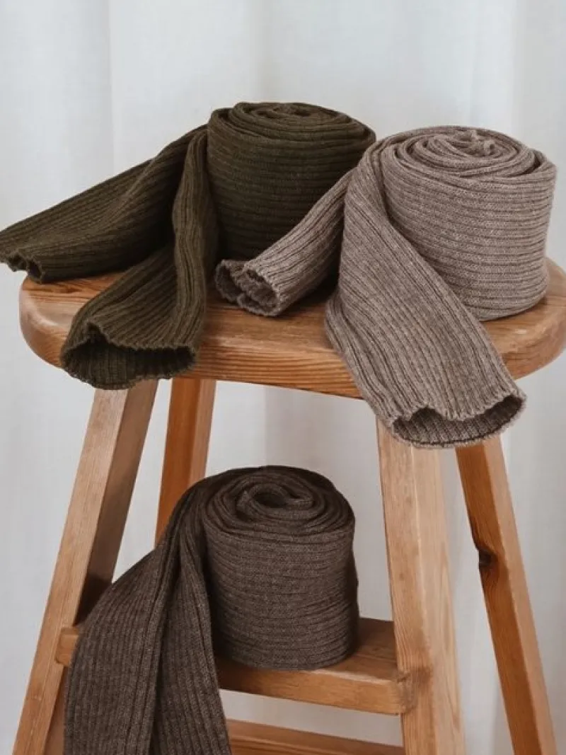 benvarmere_ribstrik_olive_2.webp Dansebutikken Benvarmere ribstrik olivenfarvet 85 cm Seré> Benvarmere Til Yoga | Benvarmere Til Ballet