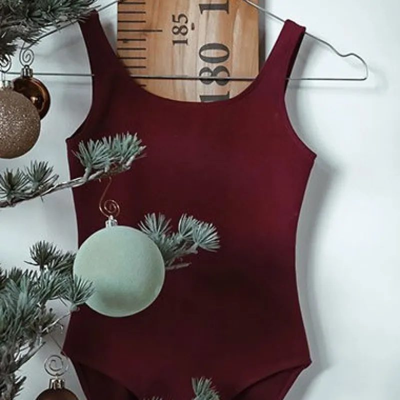 bloch_bordeaux_dragt_basi_2.webp Dansebutikken Bloch bordeaux dragt basic tank til piger>Børn Dragter Piger | Balletdragter Børn