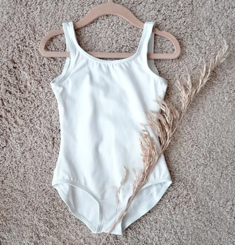 bloch_hvid_dragt_mblte_u__1.webp Dansebutikken Bloch hvid dragt m.bælte u. ærme til piger>Børn Dragter Piger | Balletdragter Børn