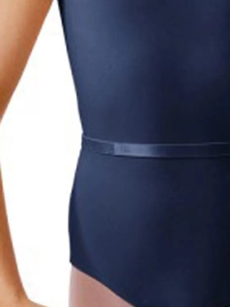 bloch_navy_dragt_mblte_u__2.webp Dansebutikken Bloch navy dragt m.bælte u. ærme til piger>Børn Dragter Piger | Balletdragter Børn