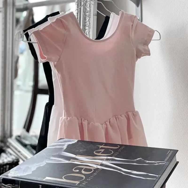 bloch_rosa_dragt_mchiffon_1.webp Dansebutikken Bloch rosa dragt m.chiffon skørt til piger>Børn Gymnastikkjole Piger | Balletkjole Piger