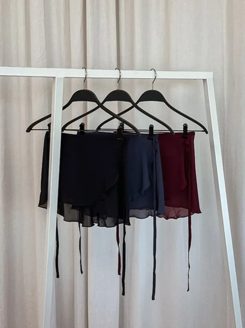 bordeaux_wrap_georgette_s_2.webp Dansebutikken Bordeaux wrap georgette skirt fra Bloch>Dame Underdele Damer | Ballet Underdele Damer
