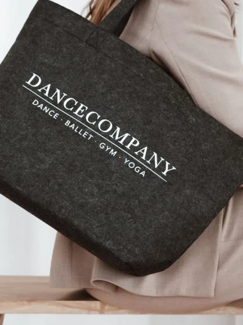 dancecompany_koksgr_filt__1.webp Dansebutikken Dancecompany koksgrå filt net med tryk> Tasker Til Yoga | Dansetasker
