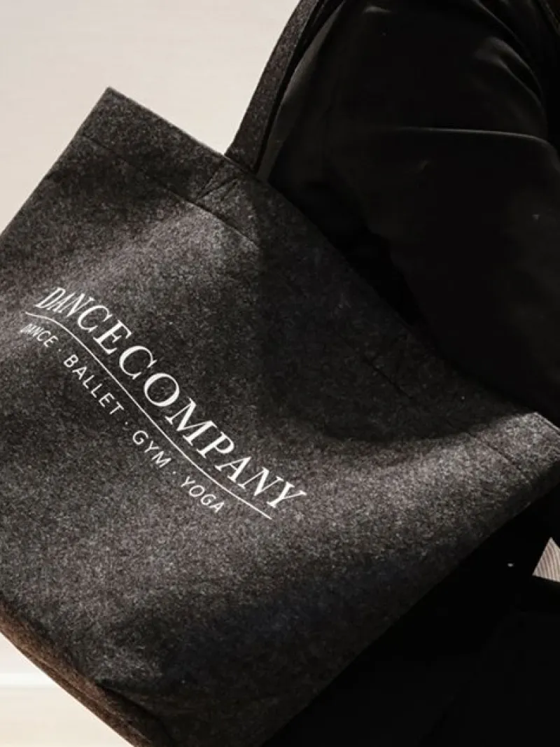 dancecompany_koksgr_filt__2.webp Dansebutikken Dancecompany koksgrå filt net med tryk> Tasker Til Yoga | Dansetasker