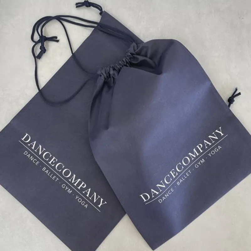 dancecompany_mrkebl_skopo_1.webp Dansebutikken Dancecompany mørkeblå skopose med logo> Dansetasker | Dansesko Tilbehør