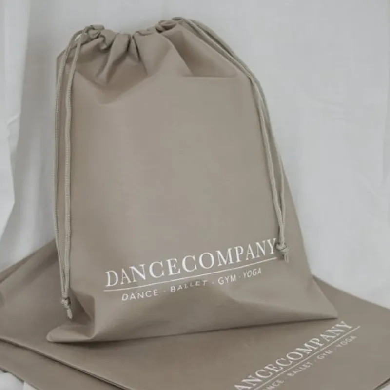 dancecompany_sandfarvet_s_2.webp Dansebutikken Dancecompany sandfarvet skopose med logo> Dansetasker | Dansesko Tilbehør