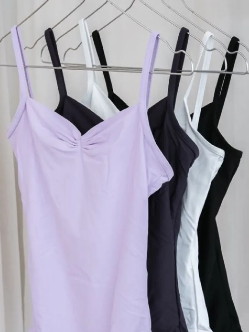 dragt_med_tynde_stropper__2-3.webp Dansebutikken Dragt med tynde stropper og rynk i hvid fra Wear Moi>Dame Balletdragter Damer