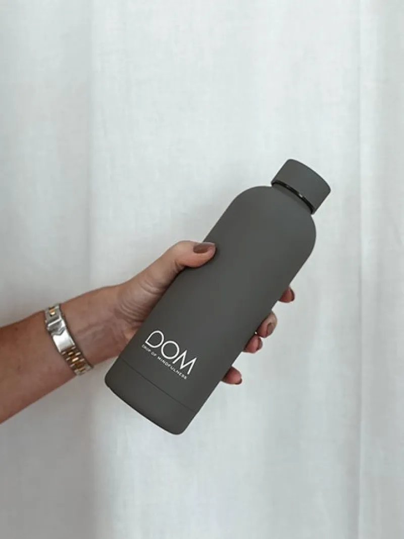 drop_of_mindfulness_drikk_1-1.webp Dansebutikken Drop of mindfulness drikkeflaske 500ml mat grå> Andet Til Yoga | Andet Til Gymnastik