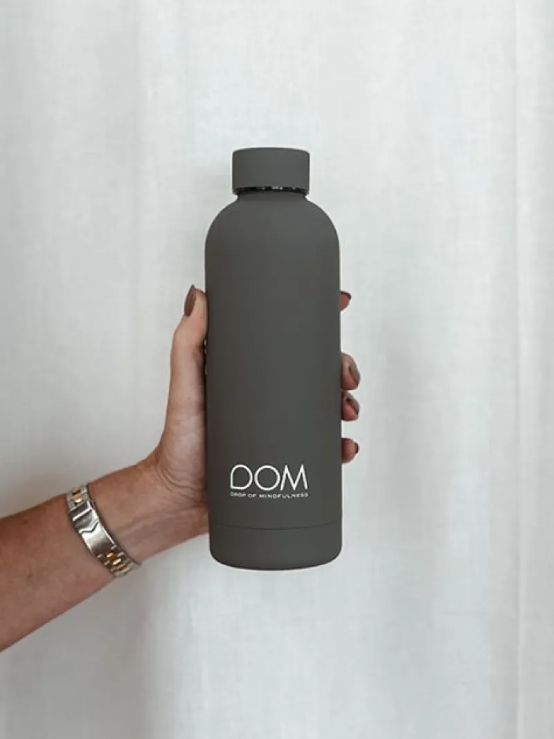 drop_of_mindfulness_drikk_3.webp Dansebutikken Drop of mindfulness drikkeflaske 500ml mat grå> Andet Til Yoga | Andet Til Gymnastik