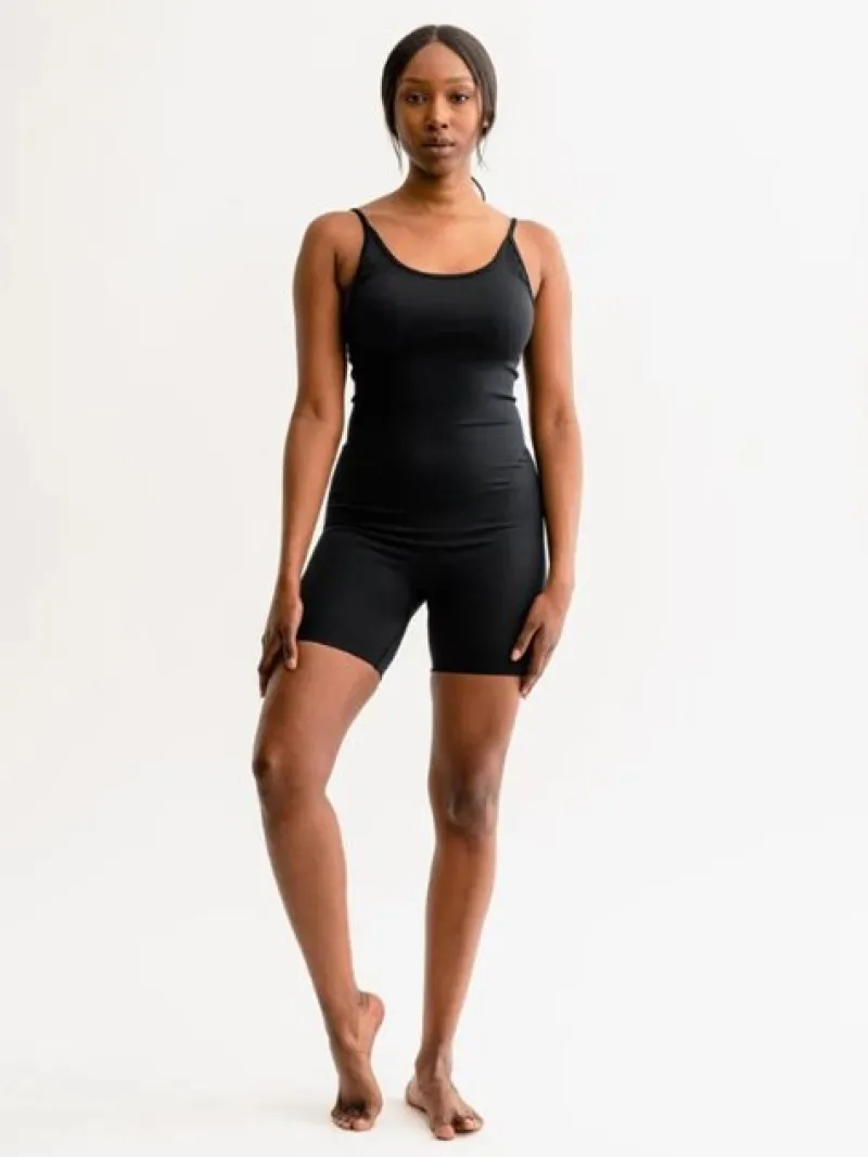 drop_of_mindfulness_izzy__1.webp Dansebutikken Drop of Mindfulness Izzy rib kort jumpsuit i sort>Dame Heldragter Til Yoga | Heldragter Damer