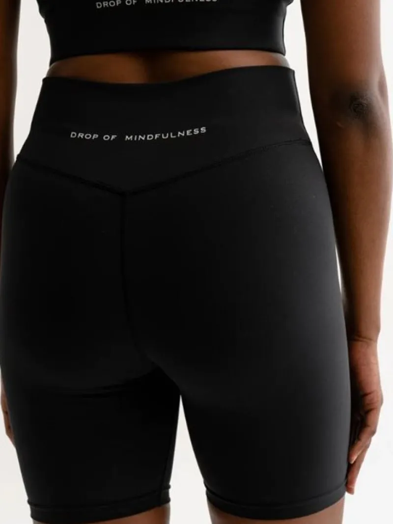 drop_of_mindfulness_lola__1.webp Dansebutikken Drop of Mindfulness Lola shorts i mat sort>Dame Pilates Bukser/leggings | Yogabukser