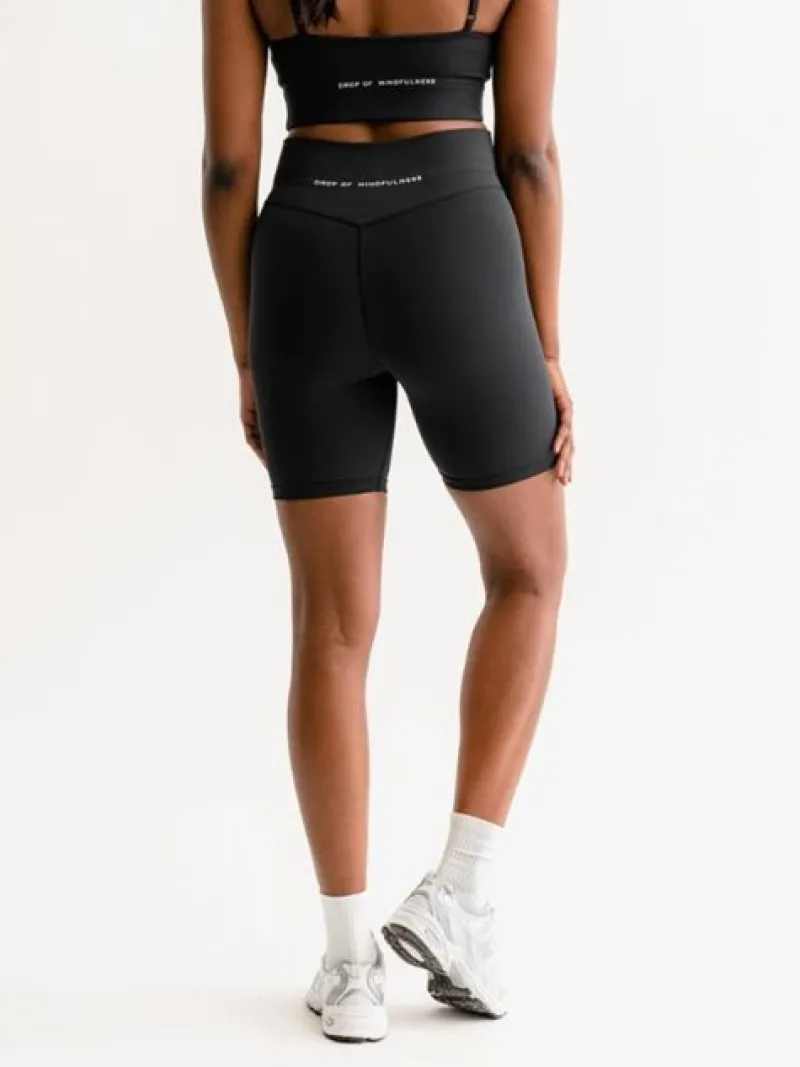 drop_of_mindfulness_lola__4.webp Dansebutikken Drop of Mindfulness Lola shorts i mat sort>Dame Pilates Bukser/leggings | Yogabukser