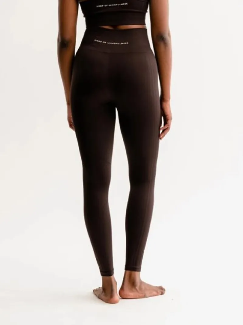 drop_of_mindfulness_mrkbr_1.webp Dansebutikken Drop of mindfulness mørkbrune seamless leggings> Pilates Bukser/leggings | Yogabukser