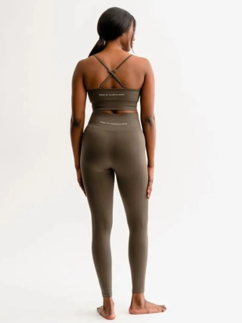 drop_of_mindfulness_olive_1.webp Dansebutikken Drop of mindfulness olivengrønne seamless leggings> Pilates Bukser/leggings | Yogabukser