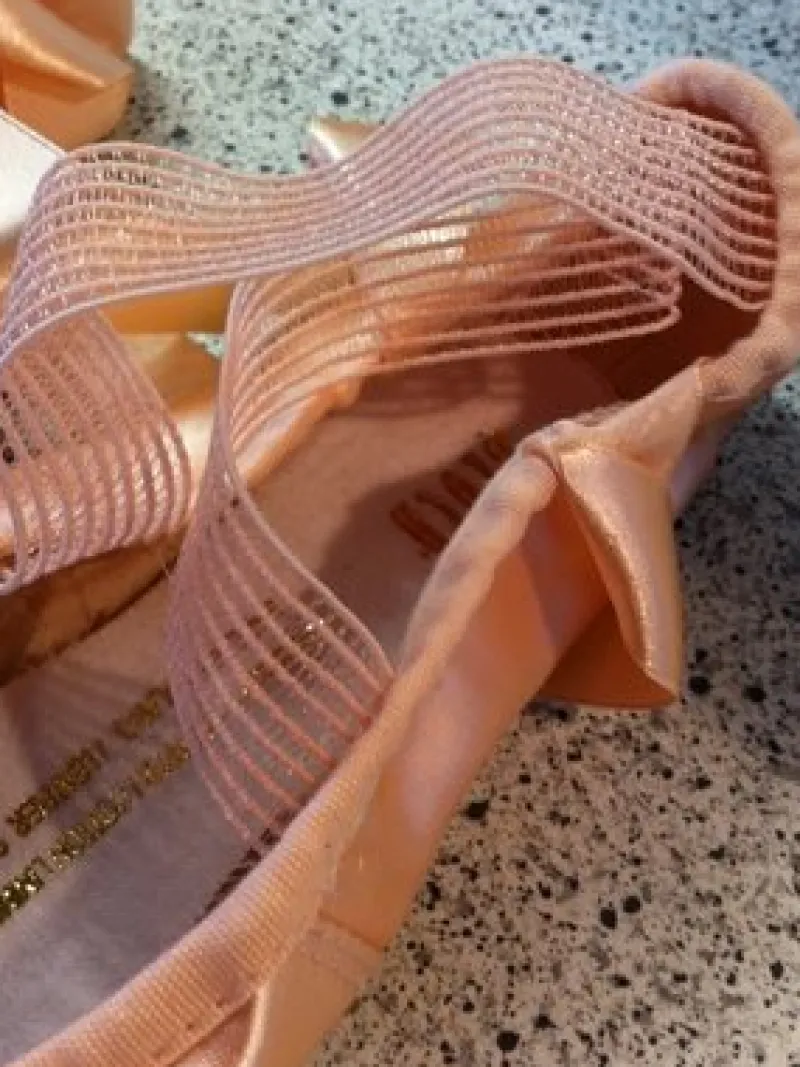 elegant_hullet_elastisk_b_2.webp Dansebutikken Elegant hullet elastisk bånd til balletsko> Balletsko Tilbehør