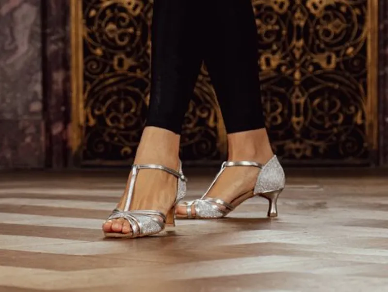 flot_slv_dansesko_til_tan_1.webp Dansebutikken Flot sølv dansesko til tango/salsa/latin med 5 cm hæl>Dame Salsasko Damer | Latinsko Damer