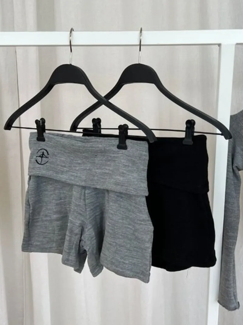 gr_strik_shorts_til_teen__2.webp Dansebutikken Grå strik shorts til teen og damer Wear Moi>Dame Ballet Strik Damer | Ballet Underdele Damer