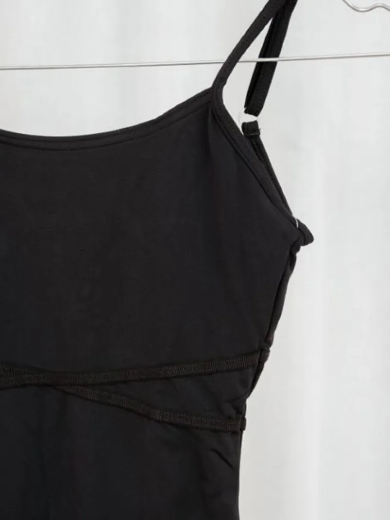 grishko_balletdragt_i_sor_1.webp Dansebutikken Grishko balletdragt i sort med elastik kryds foran>Dame Balletdragter Damer