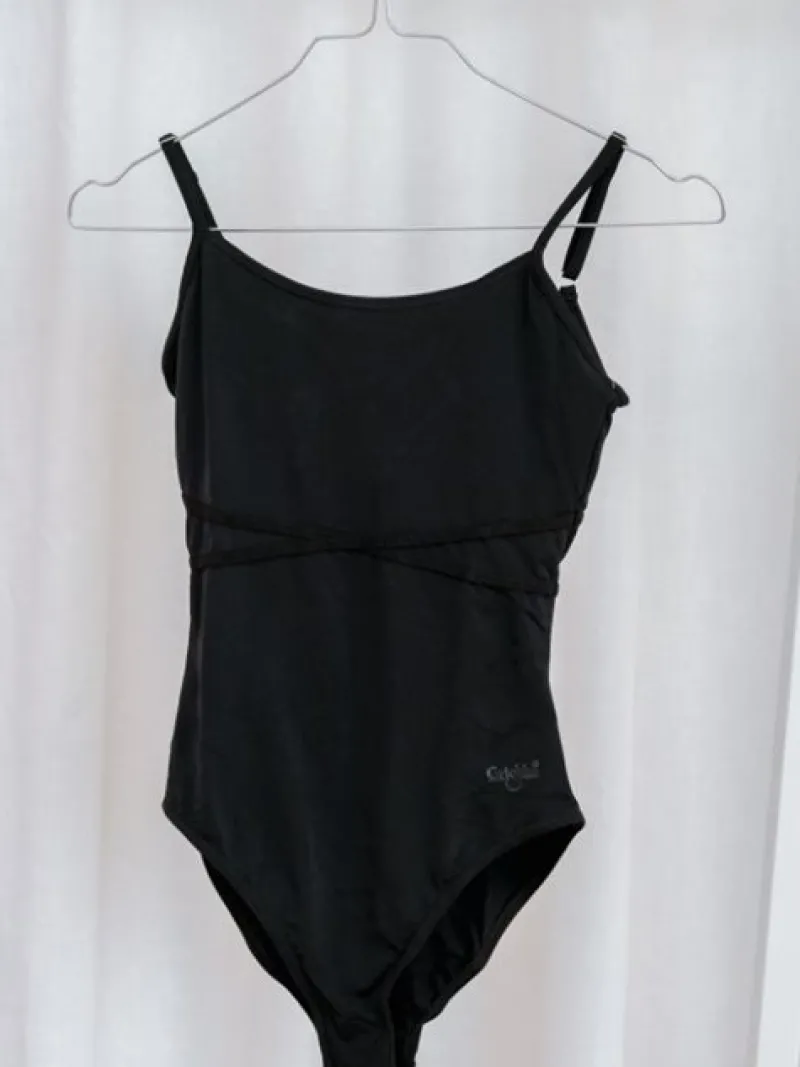 grishko_balletdragt_i_sor_3.webp Dansebutikken Grishko balletdragt i sort med elastik kryds foran>Dame Balletdragter Damer