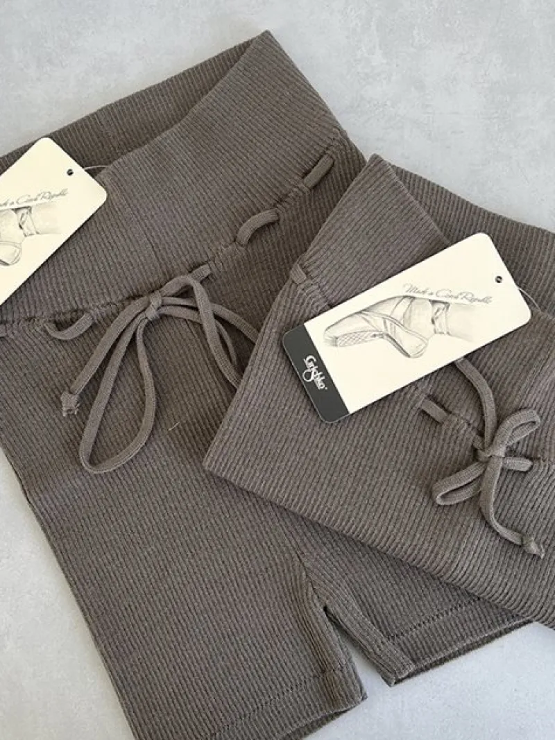 grishko_khakigrnne_warmup_1.webp Dansebutikken Grishko khakigrønne warm-up shorts>Dame Ballet Underdele Damer