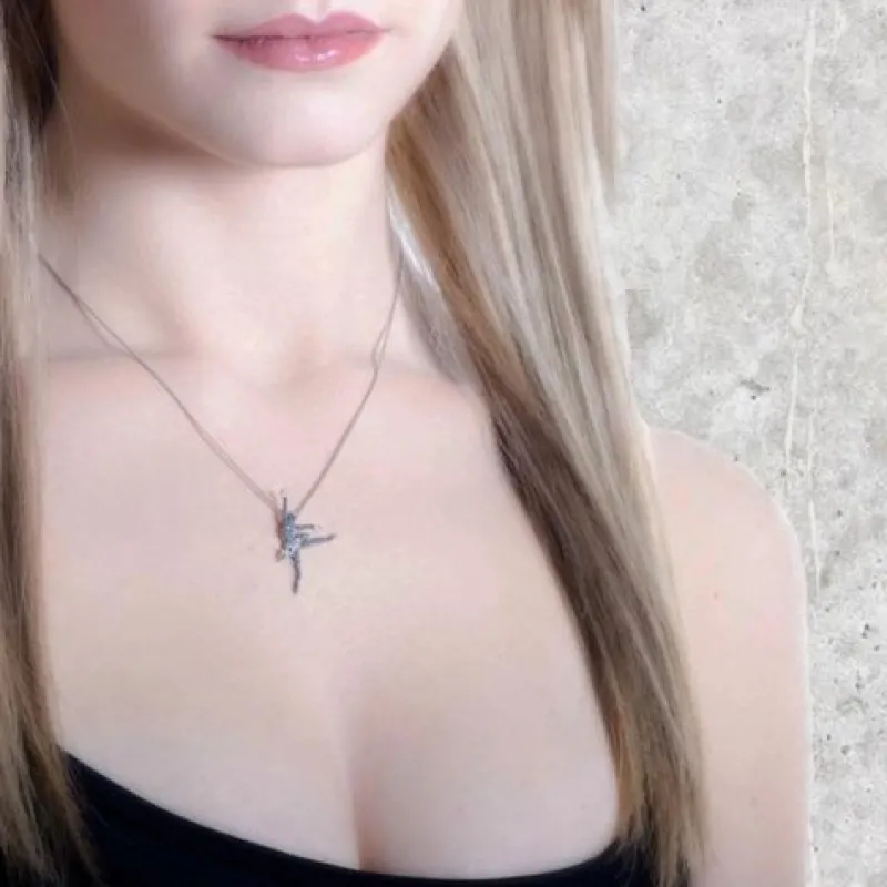 halskde_i_slv_med_balletd_1.webp Dansebutikken Halskæde i sølv med balletdanser vedhæng Mikelart>Børn Andet Til Ballet | Balletting Børn