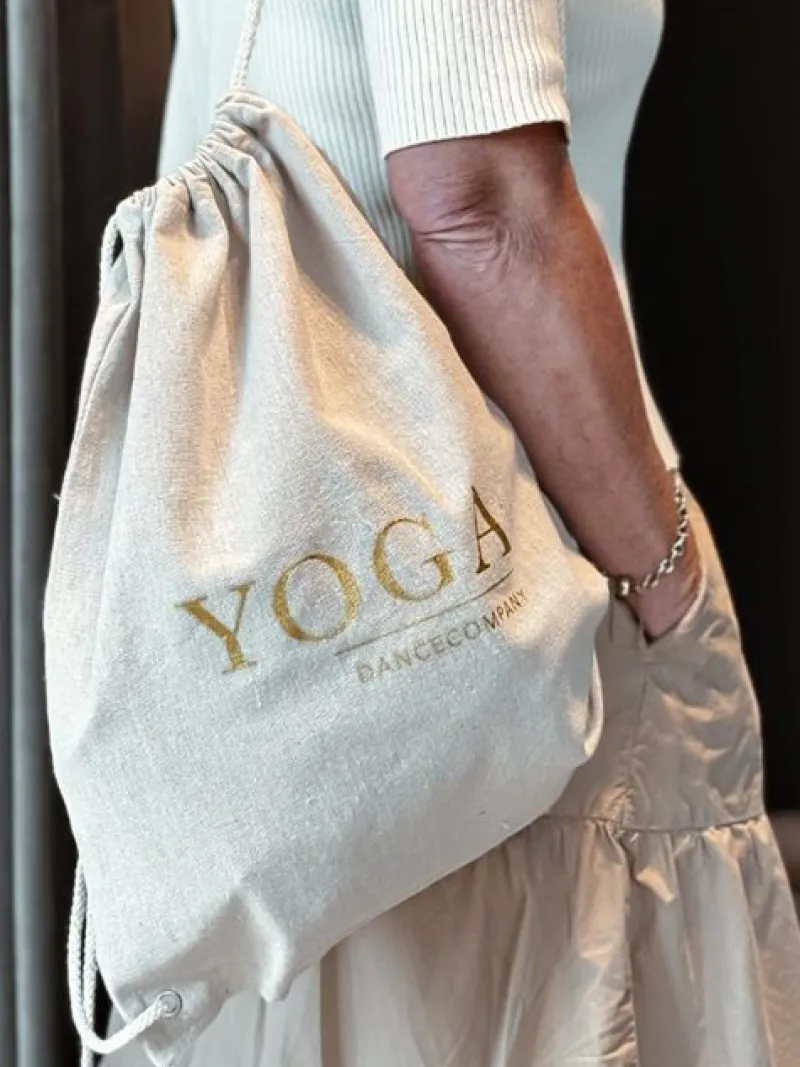 hr_rygskmulepose_med_guld_0-3.webp Dansebutikken Hør rygsæk/mulepose med guld YOGA skrift> Tasker Til Yoga