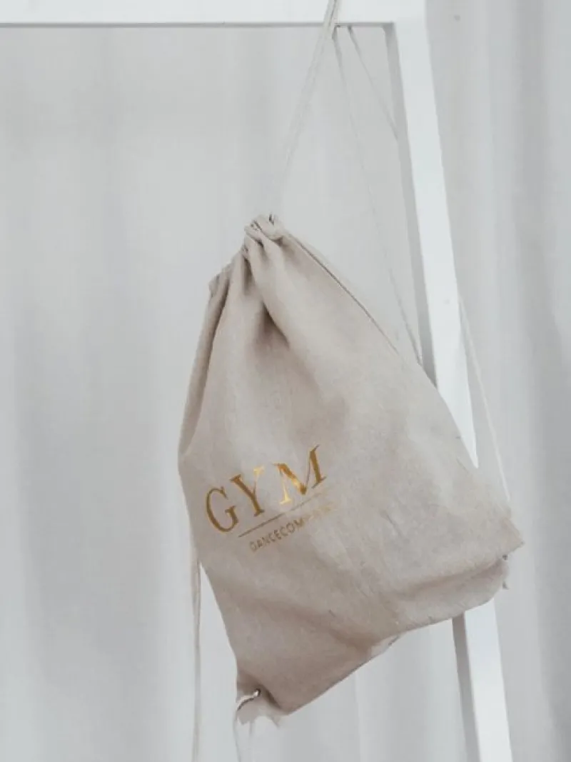 hr_rygskmulepose_med_guld_1-2.webp Dansebutikken Hør rygsæk/mulepose med guld GYM skrift> Andet Til Gymnastik