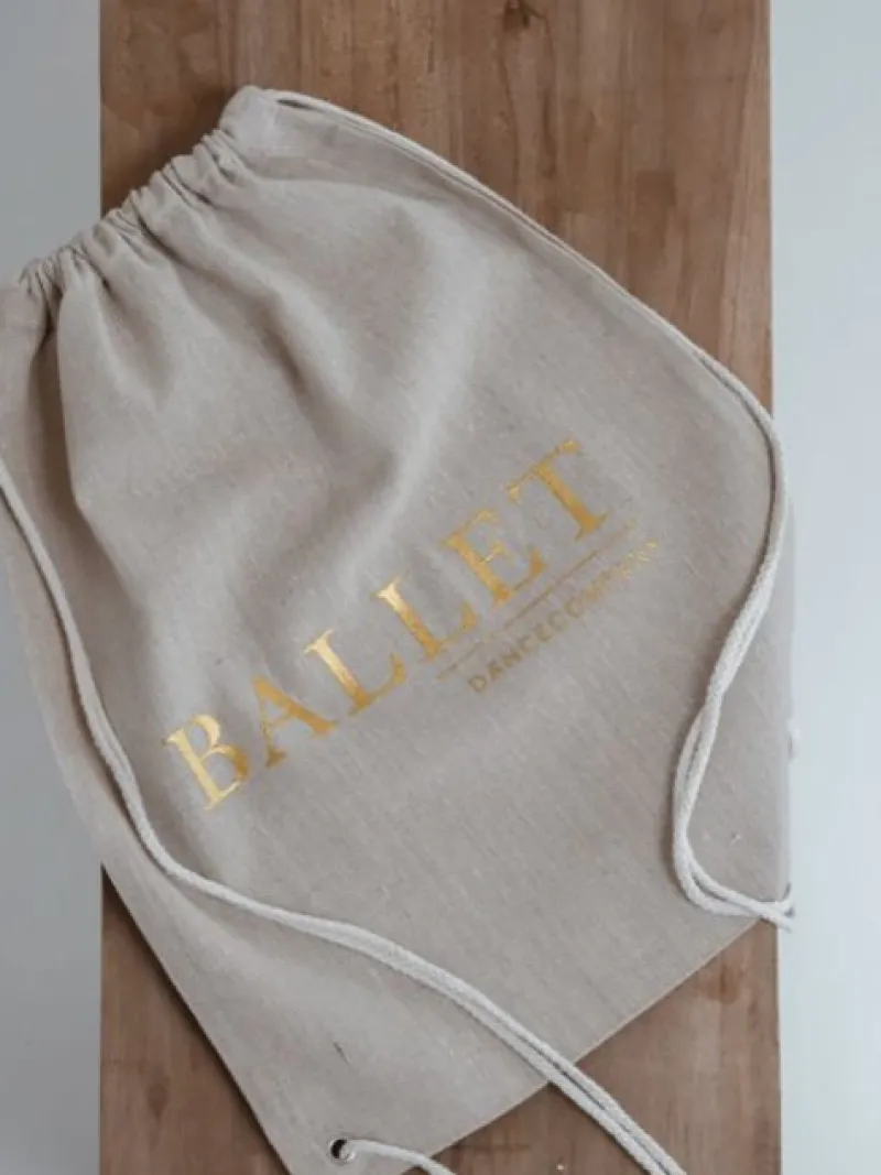 hr_rygskmulepose_med_guld_5.webp Dansebutikken Hør rygsæk/mulepose med guld BALLET skrift> Andet Til Ballet