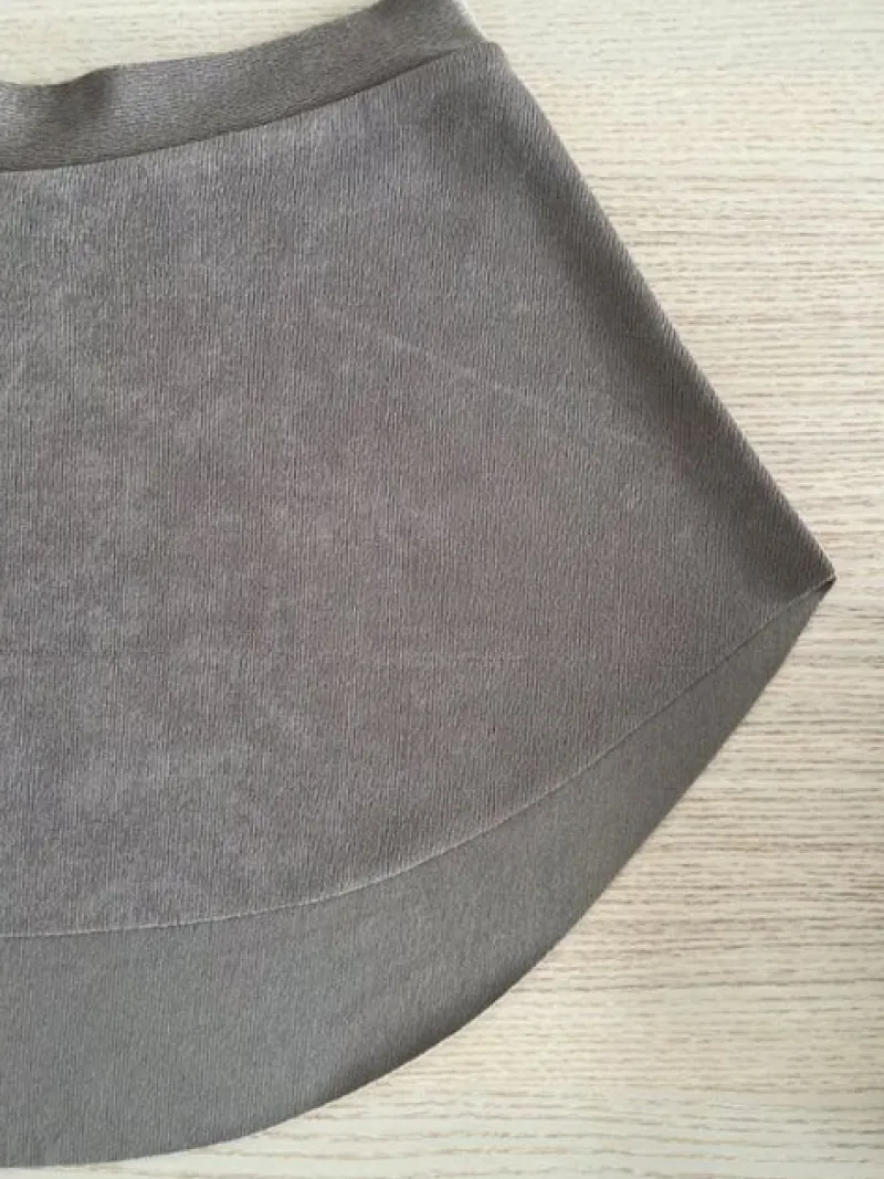 kaffefarvet_pull_on_skrt__1.webp Dansebutikken Kaffefarvet pull on skørt fra Bullet Pointe>Dame Skørter Til Skøjteløb | Ballet Underdele Damer