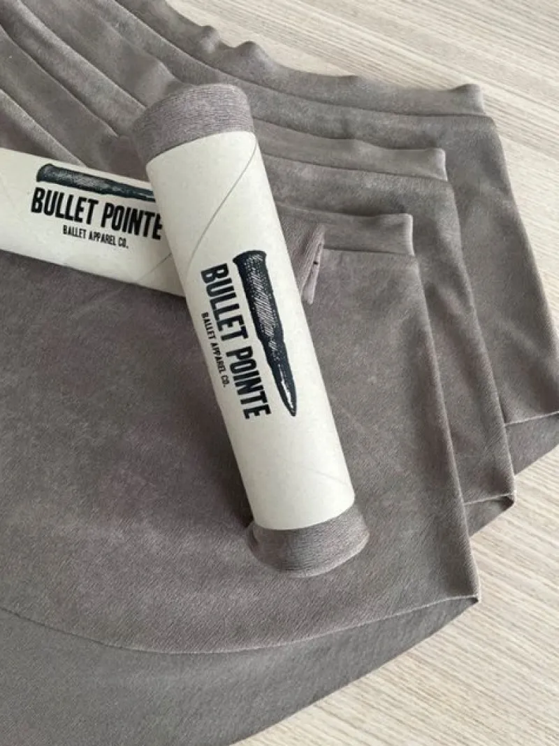 kaffefarvet_pull_on_skrt__2.webp Dansebutikken Kaffefarvet pull on skørt fra Bullet Pointe>Dame Skørter Til Skøjteløb | Ballet Underdele Damer