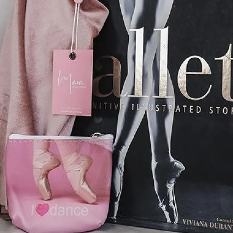 lille_rosa_balletpung_med_1.webp Dansebutikken Lille rosa balletpung med flot ballet motiv> Andet Til Ballet