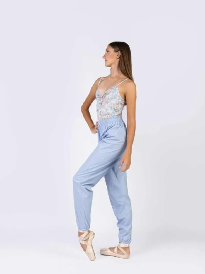 lysebl_sved_bukser_til_da_0.webp Dansebutikken Lyseblå sved bukser til dans og ballet Mara Dancewear>Dame Underdele Damer | Ballet Underdele Damer