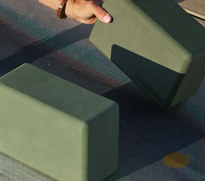 manduka_foam_yogablok_i_s_1.webp Dansebutikken Manduka foam yogablok i salvie grøn> Andet Til Yoga