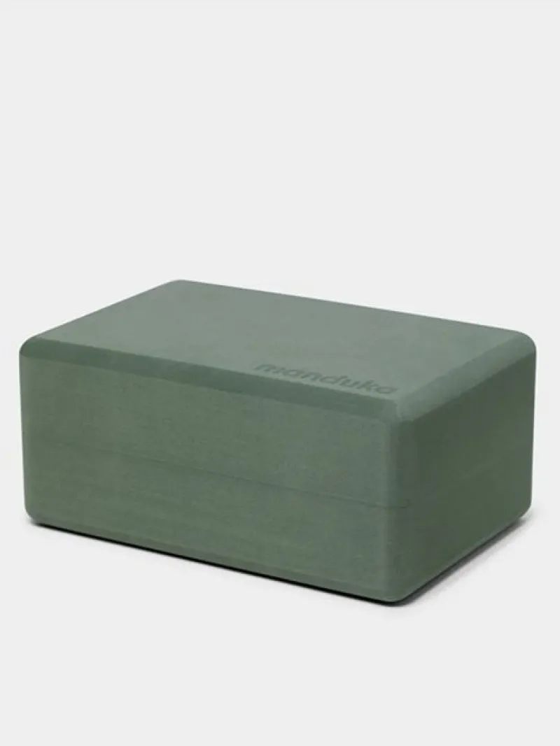 manduka_foam_yogablok_i_s_2.webp Dansebutikken Manduka foam yogablok i salvie grøn> Andet Til Yoga