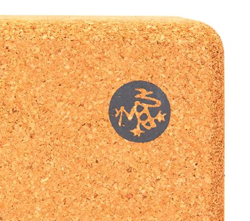 manduka_yogablok_i_kork_2.webp Dansebutikken Manduka yogablok i kork> Andet Til Yoga