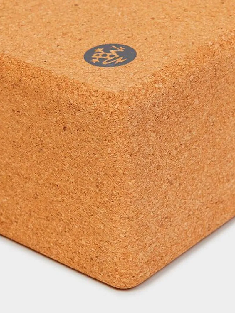 manduka_yogablok_i_kork_3.webp Dansebutikken Manduka yogablok i kork> Andet Til Yoga