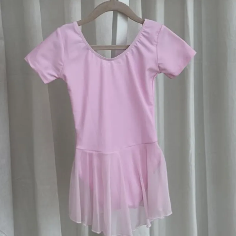 mrk_rosa_dragt_med_psyet__1.webp Dansebutikken Mørk rosa dragt med påsyet chiffon skørt Ballet Rosa>Børn Gymnastikkjole Piger | Balletkjole Piger