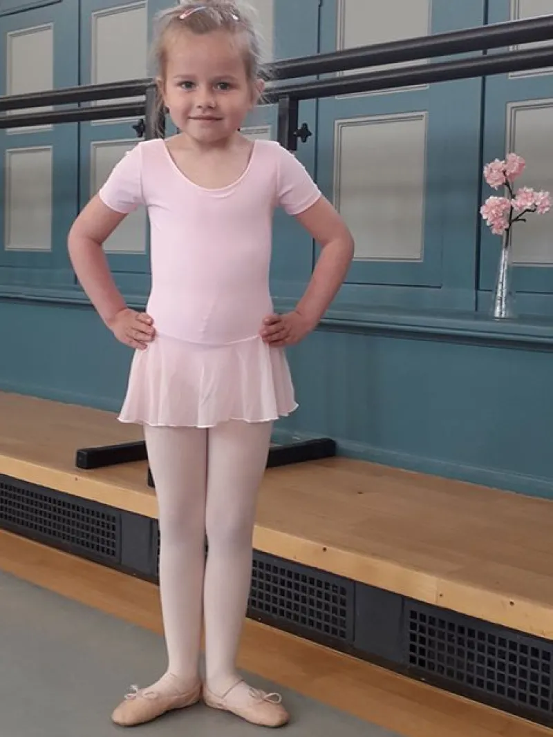 mrk_rosa_dragt_med_psyet__5.webp Dansebutikken Mørk rosa dragt med påsyet chiffon skørt Ballet Rosa>Børn Gymnastikkjole Piger | Balletkjole Piger