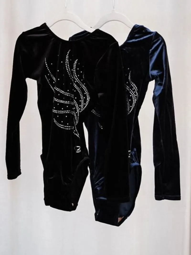 navy_velour_gymnastikdrag_4.webp Dansebutikken Navy velour gymnastikdragt piger The zone> Dragter Piger