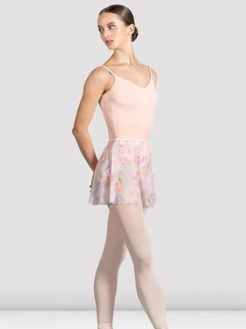 pull_on_skrt_med_smukt_sv_2.webp Dansebutikken Pull on skørt med smukt svag print af blomster fra Bloch>Dame Underdele Damer | Ballet Underdele Damer