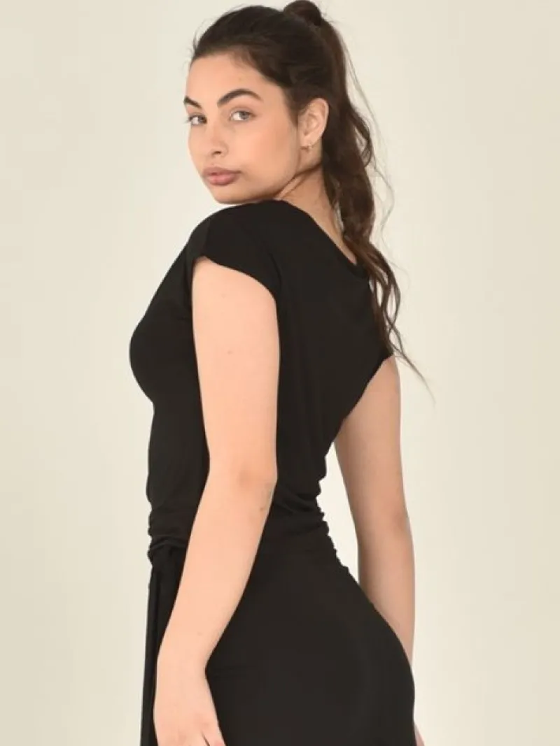 sort_bluse_med_vandfalds__1.webp Dansebutikken Sort bluse med vandfalds hals og korte ærmer Danceverywear>Dame Danseoverdele Damer