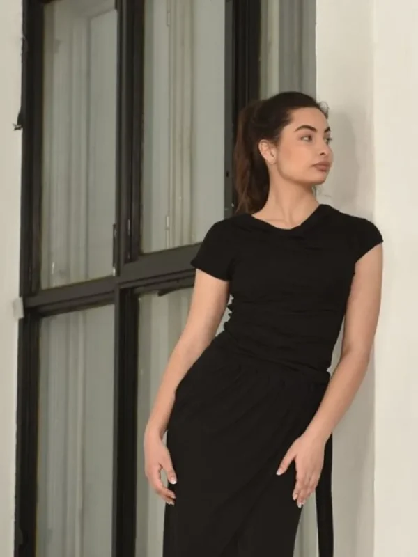 Dansebutikken Sort bluse med vandfalds hals og korte ærmer Danceverywear>Dame Danseoverdele Damer