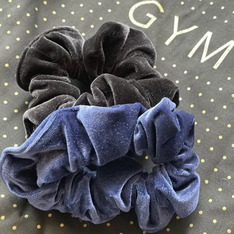 sort_velour_hrelastik_2.webp Dansebutikken Sort velour hårelastik> Gymnastik Hårtilbehør | Hår Accessories