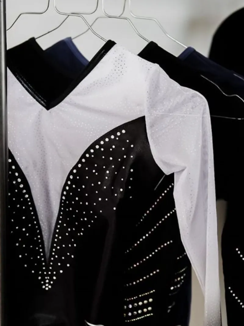 sorthvid_skinnende_gymnas_2.webp Dansebutikken Sort/hvid skinnende gymnastikdragt piger The zone> Dragter Piger