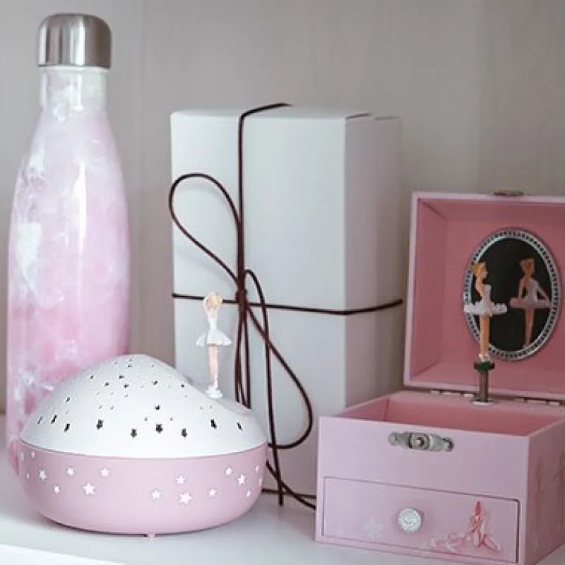 stjerne_projektor_med_mus_3.webp Dansebutikken Stjerne projektor med musik og balletdanser.>Børn Balletting Børn